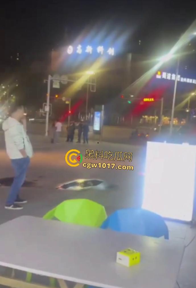 达州街头“刀皇”用菜刀袭警，小冲突变警匪大戏，警车撞击刀皇还能立马站起来，女友抱腿才能制服，太牛逼了！  第1张