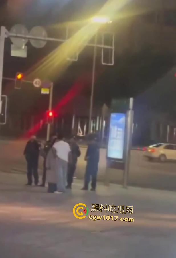 达州街头“刀皇”用菜刀袭警，小冲突变警匪大戏，警车撞击刀皇还能立马站起来，女友抱腿才能制服，太牛逼了！  第2张