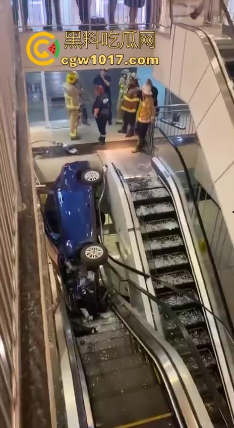 不是我一开始真以为在拍电影呢！女司机驾驶车辆失控冲入商场，撞到自动扶梯后停下，堪称恐怖大片！  第1张