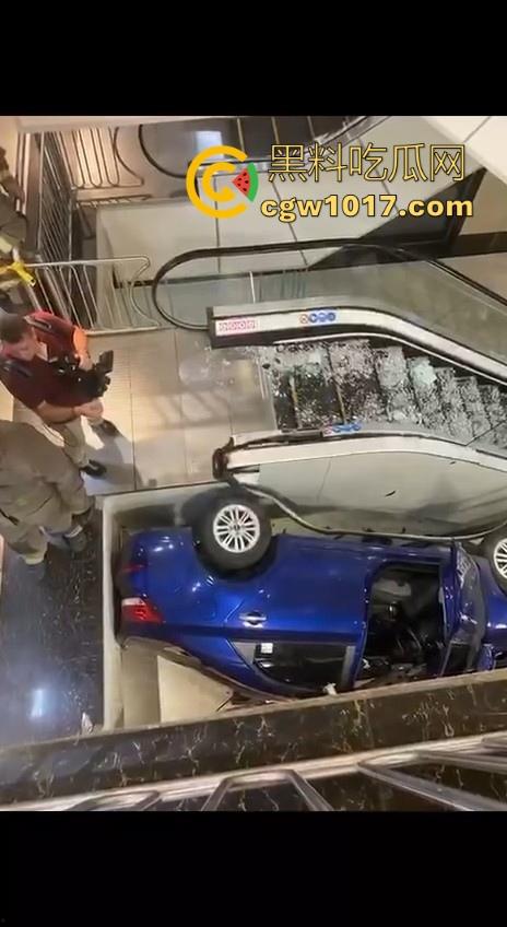 不是我一开始真以为在拍电影呢！女司机驾驶车辆失控冲入商场，撞到自动扶梯后停下，堪称恐怖大片！  第3张