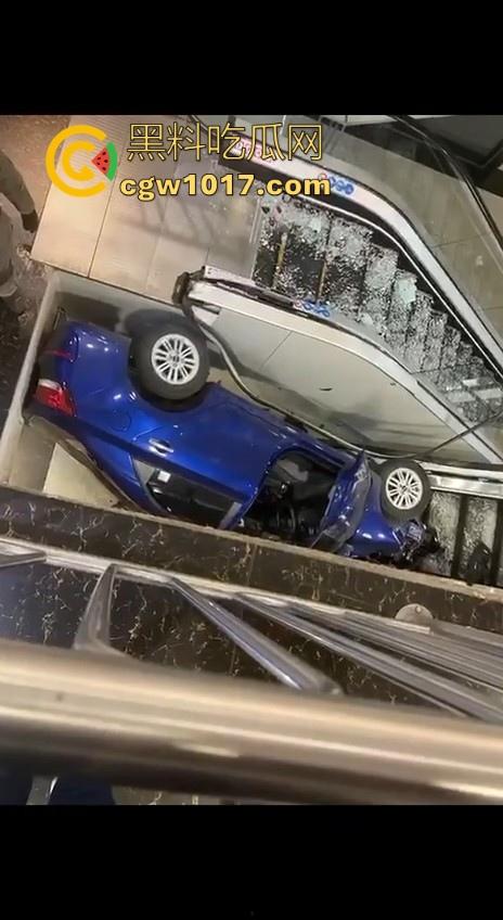 不是我一开始真以为在拍电影呢！女司机驾驶车辆失控冲入商场，撞到自动扶梯后停下，堪称恐怖大片！  第4张