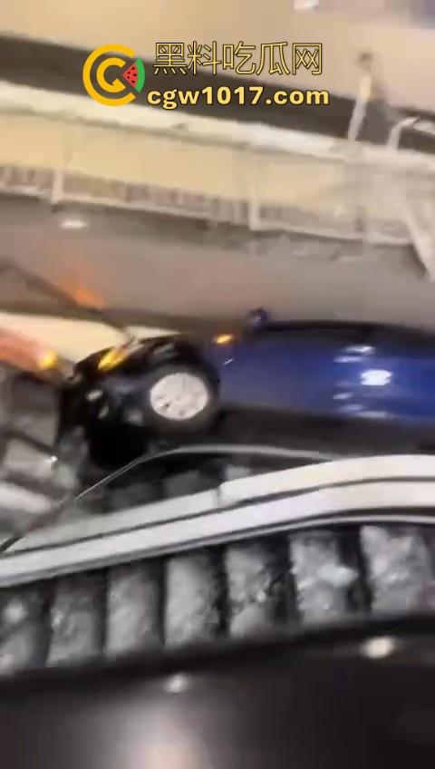 不是我一开始真以为在拍电影呢！女司机驾驶车辆失控冲入商场，撞到自动扶梯后停下，堪称恐怖大片！  第5张
