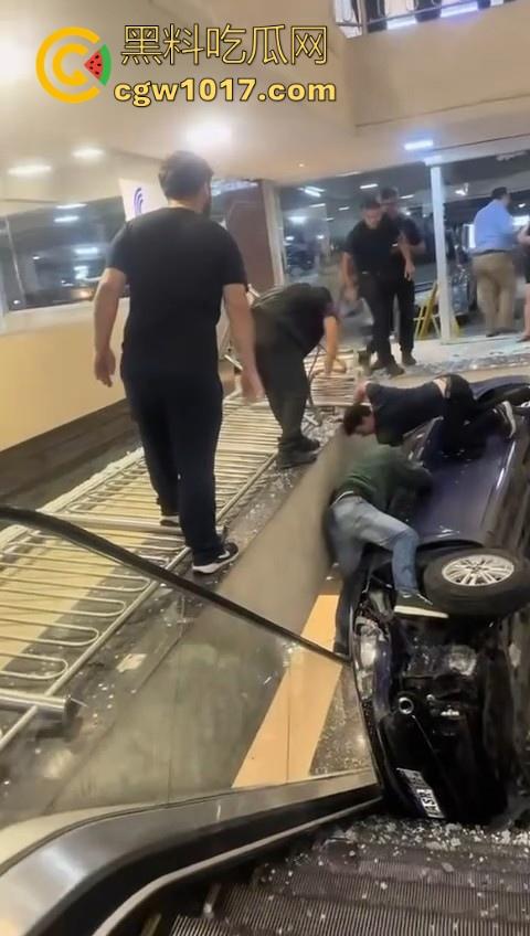 不是我一开始真以为在拍电影呢！女司机驾驶车辆失控冲入商场，撞到自动扶梯后停下，堪称恐怖大片！  第6张