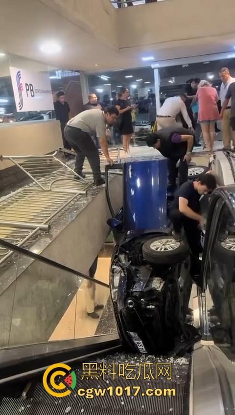 不是我一开始真以为在拍电影呢！女司机驾驶车辆失控冲入商场，撞到自动扶梯后停下，堪称恐怖大片！  第9张