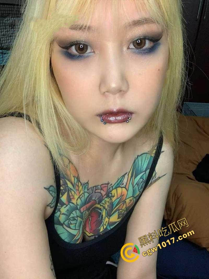 性感新疆纹身美女身体抵债:骚穴淫水横流,极品大奶,粉嫩骚穴被暴插,纹身师疯狂赚取纹身费! 第1张 性感新疆纹身美女身体抵债:骚穴淫水横流,极品大奶,粉嫩骚穴被暴插,纹身师疯狂赚取纹身费! 第1张