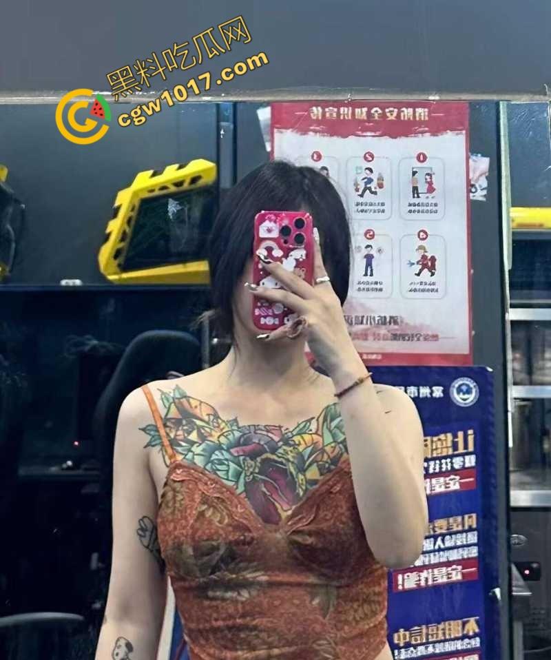 性感新疆纹身美女身体抵债:骚穴淫水横流,极品大奶,粉嫩骚穴被暴插,纹身师疯狂赚取纹身费! 第4张 性感新疆纹身美女身体抵债:骚穴淫水横流,极品大奶,粉嫩骚穴被暴插,纹身师疯狂赚取纹身费! 第4张