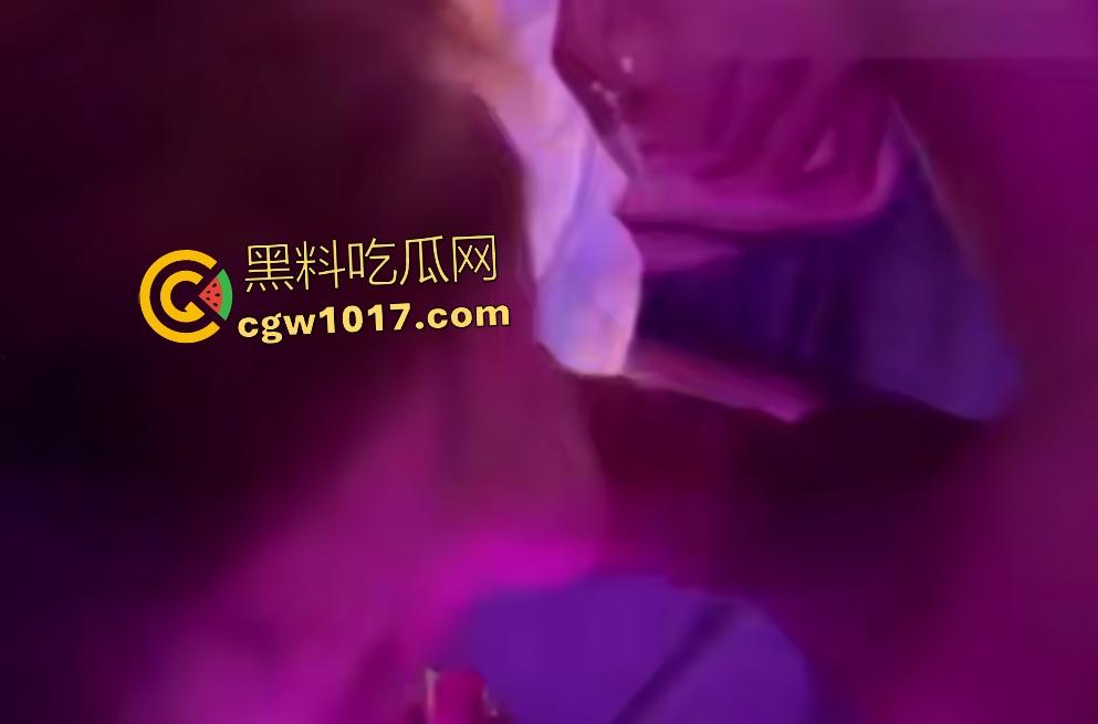 开保时捷帕梅约刚成年的妹子，车上掏鸡巴主动舔舐，乳交金主教两下就精通，还挺有天赋的嘛！  第6张