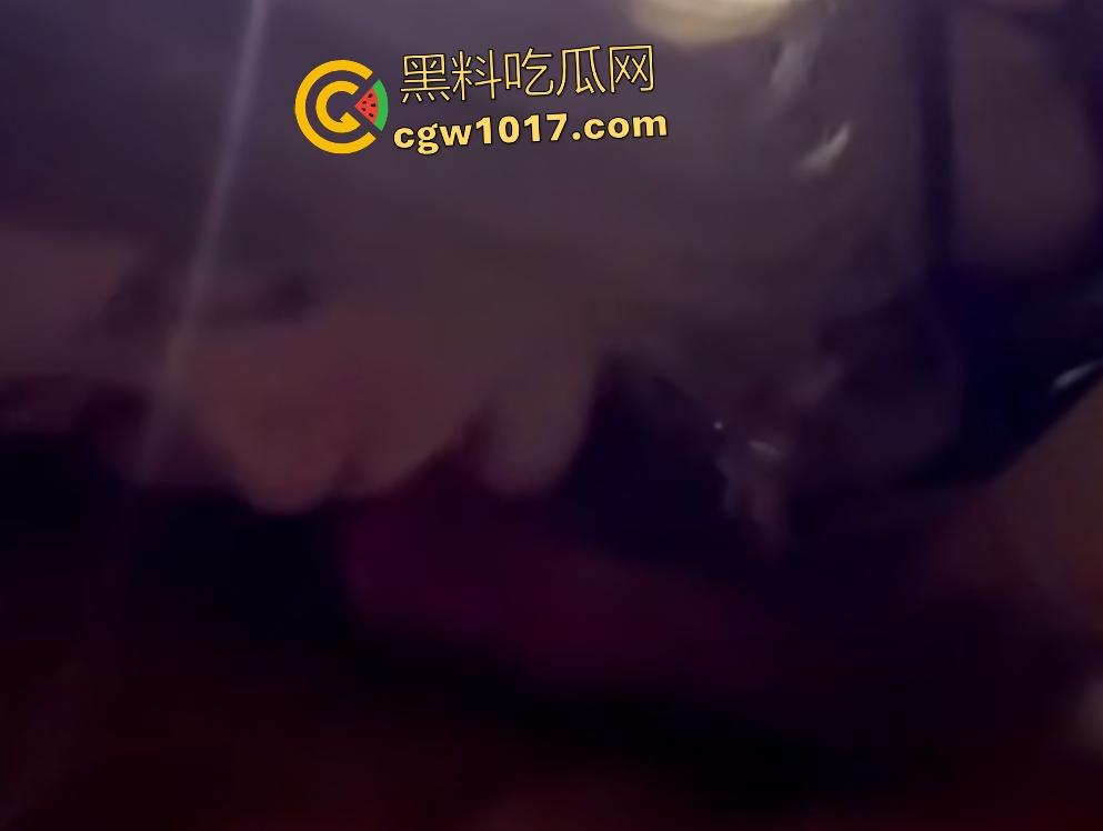 开保时捷帕梅约刚成年的妹子，车上掏鸡巴主动舔舐，乳交金主教两下就精通，还挺有天赋的嘛！  第8张