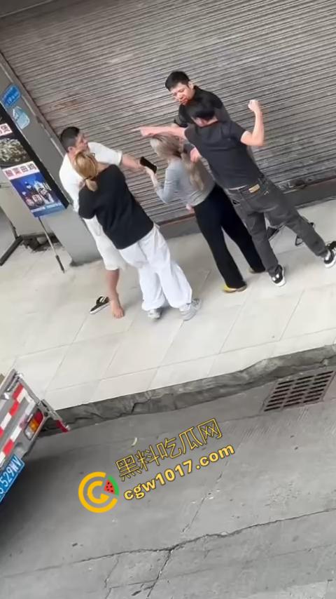 血腥街角斗殴!刀光剑影,鲜血四溅,年轻小伙惨遭横死,愤怒女子撕心裂肺呼救! 第1张 血腥街角斗殴!刀光剑影,鲜血四溅,年轻小伙惨遭横死,愤怒女子撕心裂肺呼救! 第1张