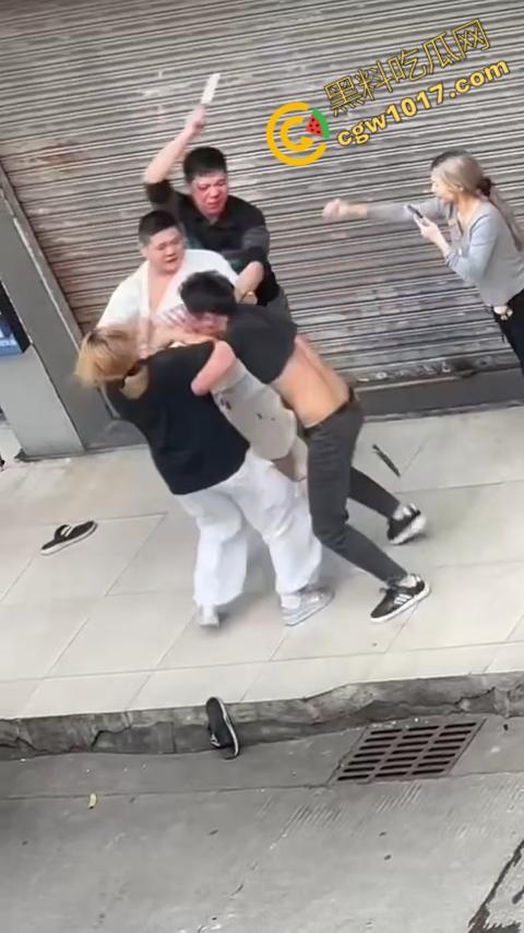 血腥街角斗殴!刀光剑影,鲜血四溅,年轻小伙惨遭横死,愤怒女子撕心裂肺呼救! 第6张 血腥街角斗殴!刀光剑影,鲜血四溅,年轻小伙惨遭横死,愤怒女子撕心裂肺呼救! 第6张