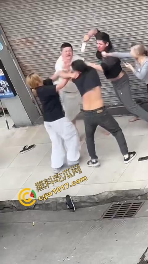 血腥街角斗殴!刀光剑影,鲜血四溅,年轻小伙惨遭横死,愤怒女子撕心裂肺呼救! 第7张 血腥街角斗殴!刀光剑影,鲜血四溅,年轻小伙惨遭横死,愤怒女子撕心裂肺呼救! 第7张