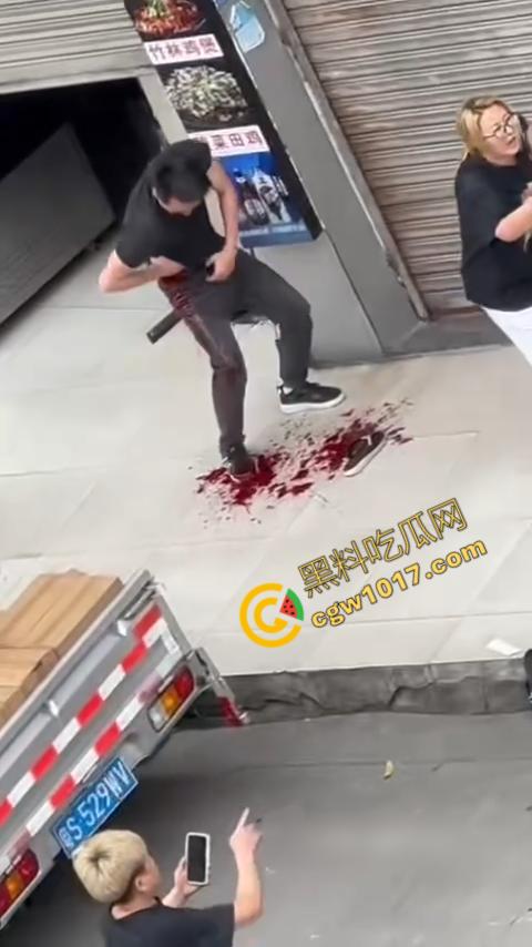 血腥街角斗殴!刀光剑影,鲜血四溅,年轻小伙惨遭横死,愤怒女子撕心裂肺呼救! 第8张 血腥街角斗殴!刀光剑影,鲜血四溅,年轻小伙惨遭横死,愤怒女子撕心裂肺呼救! 第8张