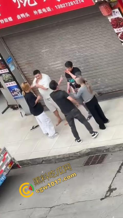 血腥街角斗殴!刀光剑影,鲜血四溅,年轻小伙惨遭横死,愤怒女子撕心裂肺呼救! 第3张 血腥街角斗殴!刀光剑影,鲜血四溅,年轻小伙惨遭横死,愤怒女子撕心裂肺呼救! 第3张