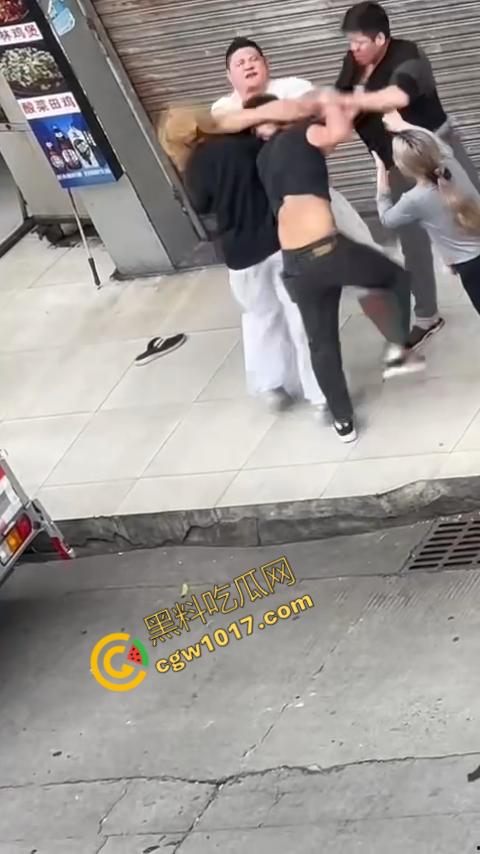 血腥街角斗殴!刀光剑影,鲜血四溅,年轻小伙惨遭横死,愤怒女子撕心裂肺呼救! 第5张 血腥街角斗殴!刀光剑影,鲜血四溅,年轻小伙惨遭横死,愤怒女子撕心裂肺呼救! 第5张