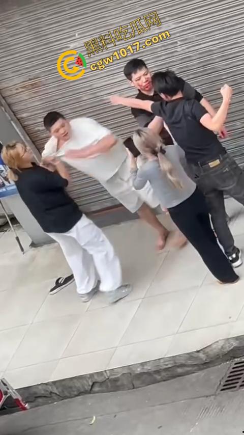 血腥街角斗殴!刀光剑影,鲜血四溅,年轻小伙惨遭横死,愤怒女子撕心裂肺呼救! 第2张 血腥街角斗殴!刀光剑影,鲜血四溅,年轻小伙惨遭横死,愤怒女子撕心裂肺呼救! 第2张