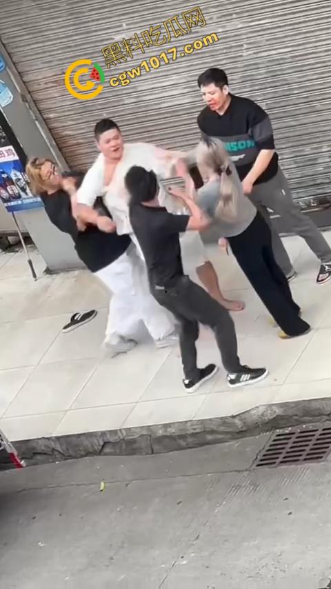 血腥街角斗殴!刀光剑影,鲜血四溅,年轻小伙惨遭横死,愤怒女子撕心裂肺呼救! 第4张 血腥街角斗殴!刀光剑影,鲜血四溅,年轻小伙惨遭横死,愤怒女子撕心裂肺呼救! 第4张