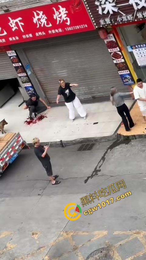 血腥街角斗殴!刀光剑影,鲜血四溅,年轻小伙惨遭横死,愤怒女子撕心裂肺呼救! 第10张 血腥街角斗殴!刀光剑影,鲜血四溅,年轻小伙惨遭横死,愤怒女子撕心裂肺呼救! 第10张