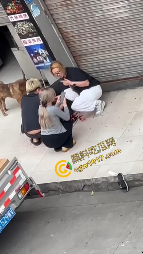 血腥街角斗殴!刀光剑影,鲜血四溅,年轻小伙惨遭横死,愤怒女子撕心裂肺呼救! 第11张 血腥街角斗殴!刀光剑影,鲜血四溅,年轻小伙惨遭横死,愤怒女子撕心裂肺呼救! 第11张