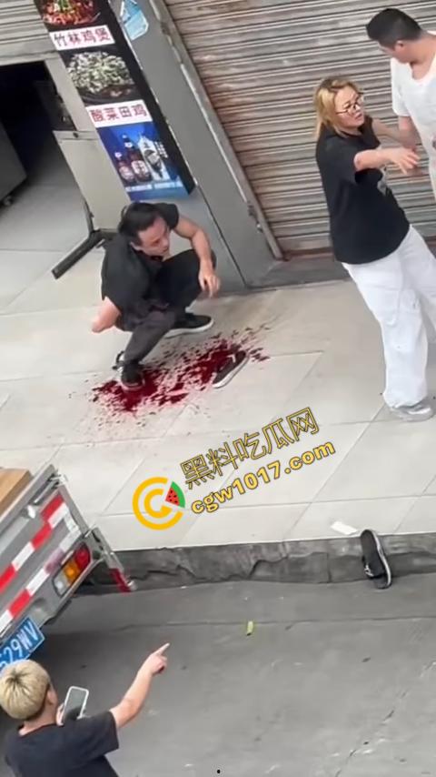 血腥街角斗殴!刀光剑影,鲜血四溅,年轻小伙惨遭横死,愤怒女子撕心裂肺呼救! 第9张 血腥街角斗殴!刀光剑影,鲜血四溅,年轻小伙惨遭横死,愤怒女子撕心裂肺呼救! 第9张