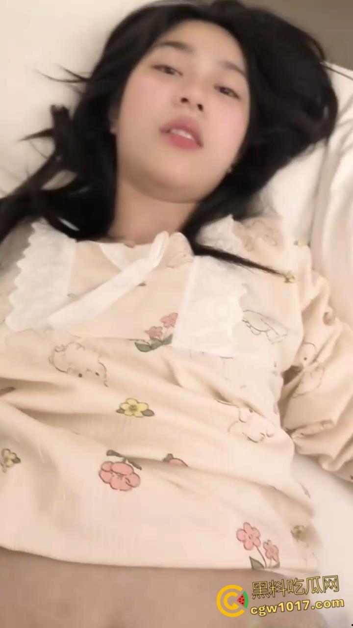 高颜值反差舞蹈生，难以抵抗金钱诱惑成为金主性奴，胯下侍奉爆筋肉棒，害羞的说只允许拍这一次，口技十分了得 ！  第7张