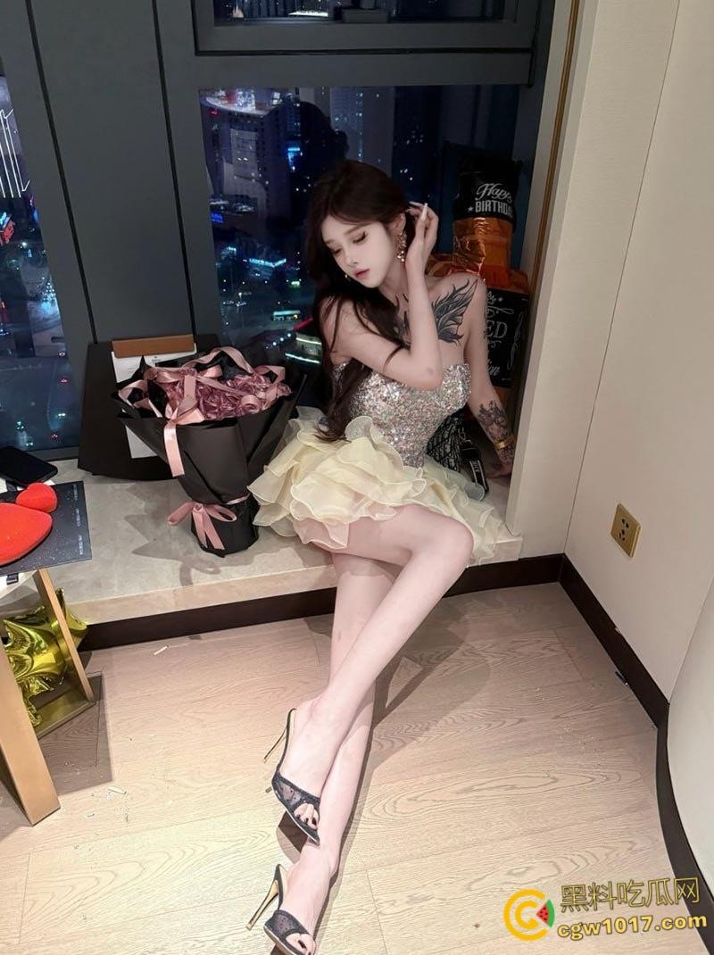 高颜值纹身御姐【琳琳】，极品颜值黑发媚眼，白虎粉穴三点全露，性感纹身妖娆吸睛，骚气直击灵魂！  第1张