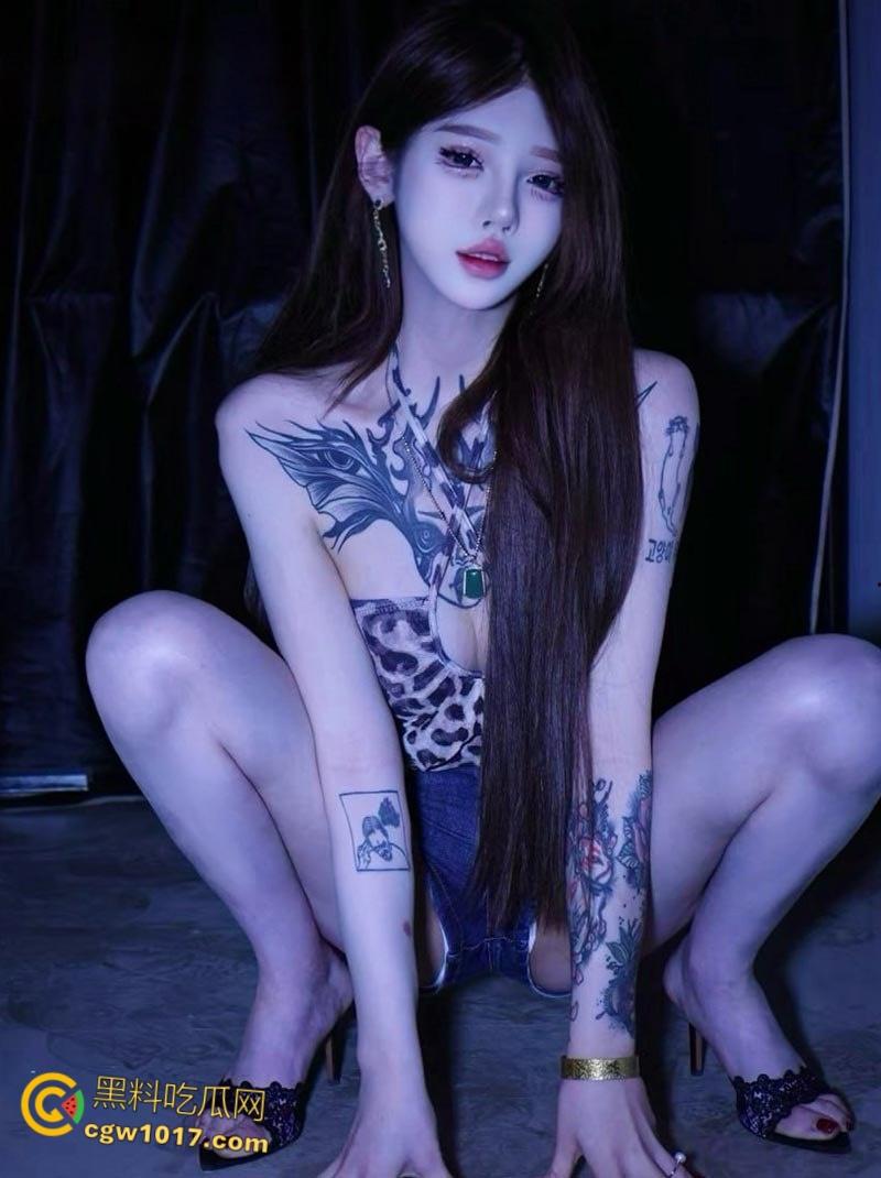 高颜值纹身御姐【琳琳】，极品颜值黑发媚眼，白虎粉穴三点全露，性感纹身妖娆吸睛，骚气直击灵魂！  第3张