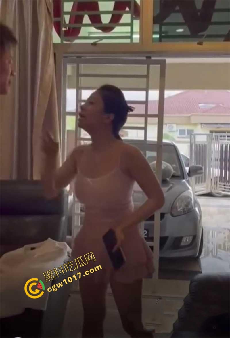 广州美艳人妻现场直播抓奸！小三家踢馆被情敌挑衅，骑脖暴揍出轨老公，原配这身材真赞  第1张