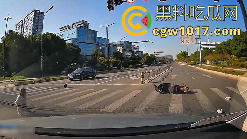 看个车祸竟然起反应了！极品长腿美女被撞飞，性感美腿展露无遗，美腿修长白嫩，这姿势也太优雅了！  第5张