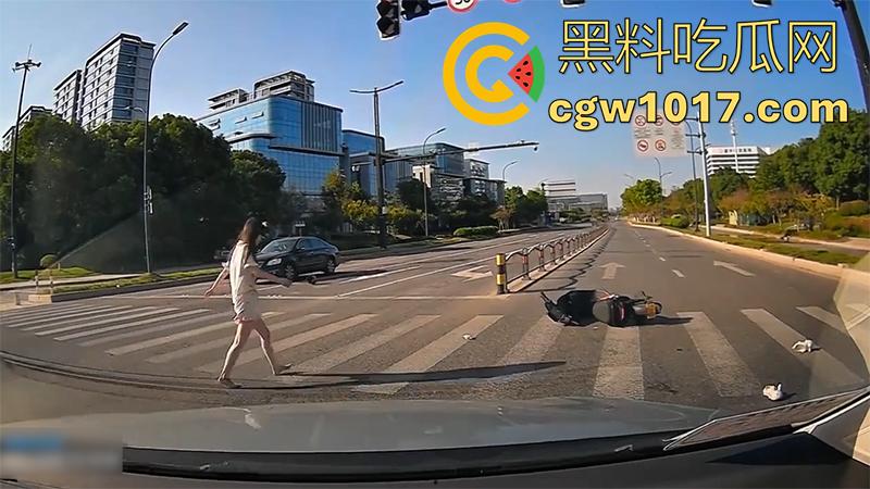 看个车祸竟然起反应了！极品长腿美女被撞飞，性感美腿展露无遗，美腿修长白嫩，这姿势也太优雅了！  第6张