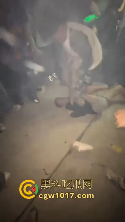 澳门travis演唱会蹦迪现场秒变ufc打斗大赛，精神小伙摇头晃脑引发口角纠纷，直接在场下互殴了起来，这就是嘻哈？  第1张