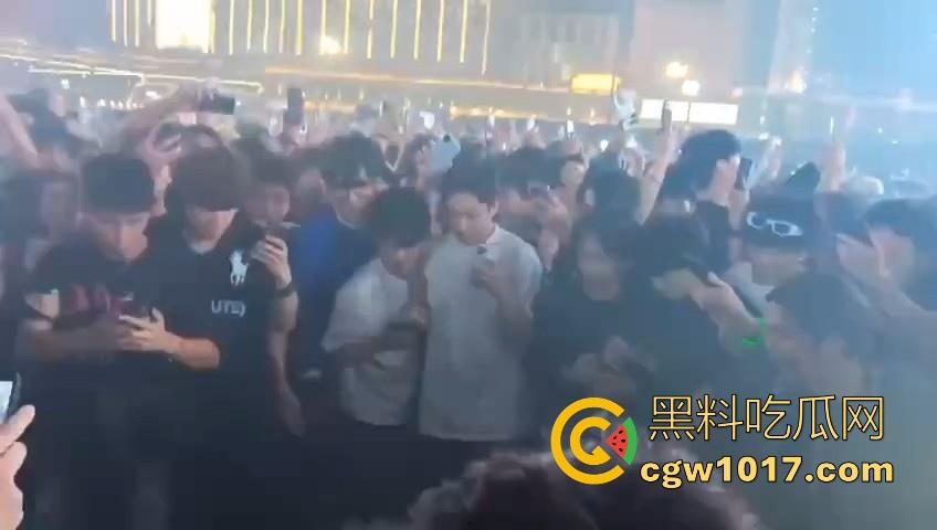 澳门travis演唱会蹦迪现场秒变ufc打斗大赛，精神小伙摇头晃脑引发口角纠纷，直接在场下互殴了起来，这就是嘻哈？  第6张
