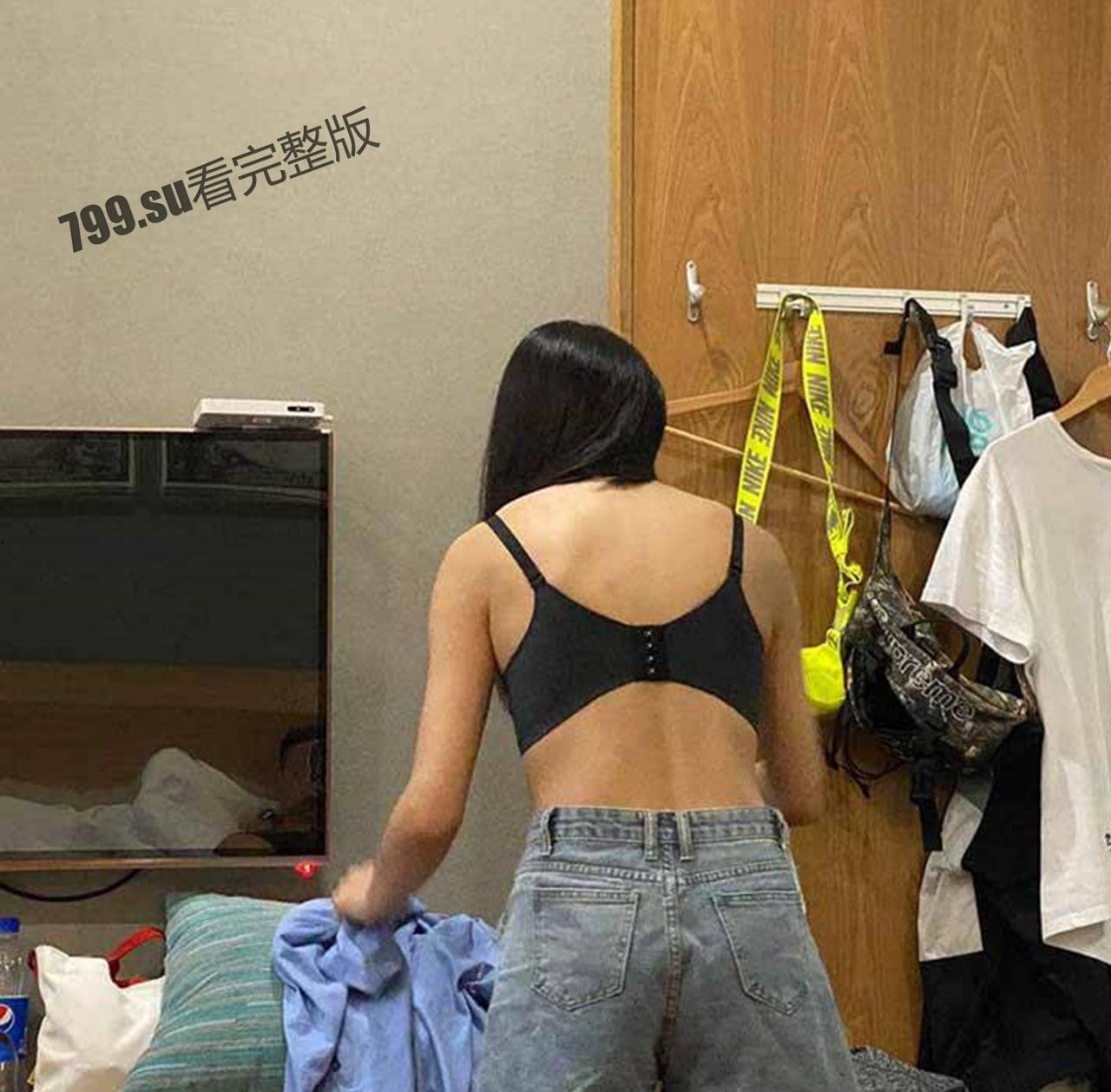 前女友系列 清纯可爱学生妹在父母家啪啪自拍 遭前男友泄密  第3张