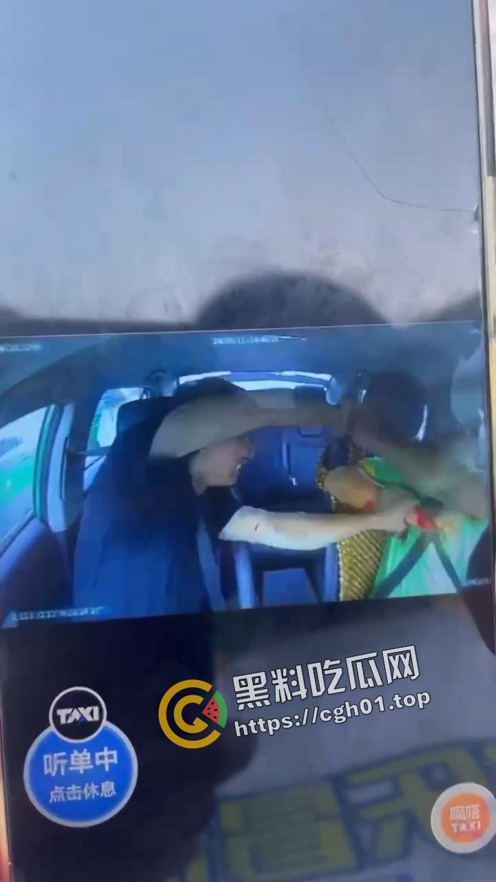 珠海出租车被杀事件车内监控流出！副驾驶毫无征兆拿刀就捅 肚子都被划开 血腥慎入  第4张