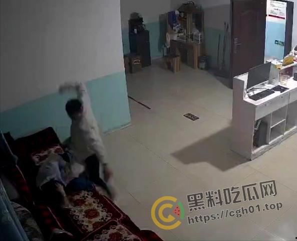 家暴杀妻现场！厨房拿刀照着脖子砍  这是被绿到什么程度才能下手这么狠 血腥慎入 第1张