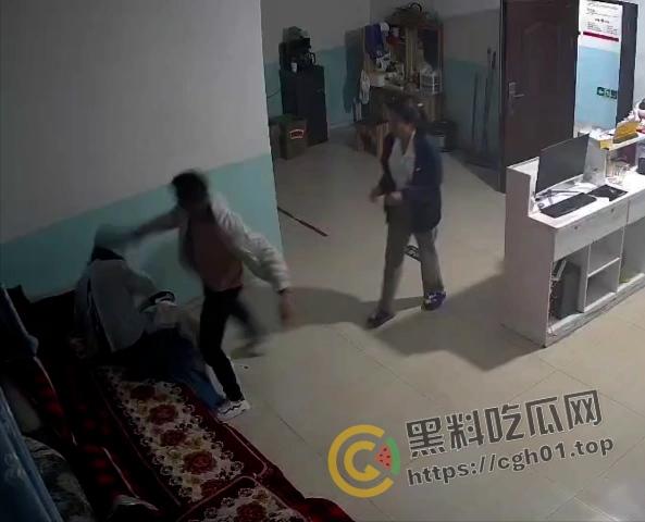 家暴杀妻现场！厨房拿刀照着脖子砍  这是被绿到什么程度才能下手这么狠 血腥慎入 第2张