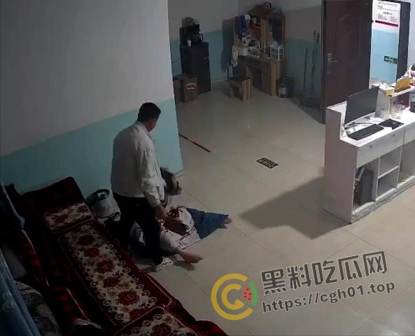 家暴杀妻现场！厨房拿刀照着脖子砍  这是被绿到什么程度才能下手这么狠 血腥慎入 第3张