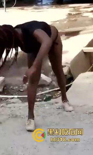 骚狂黑妹绝活拉客，逼插啤酒瓶当街表演杂耍，插着倒立吞吐，这不比马戏好看，离谱至极！  第4张