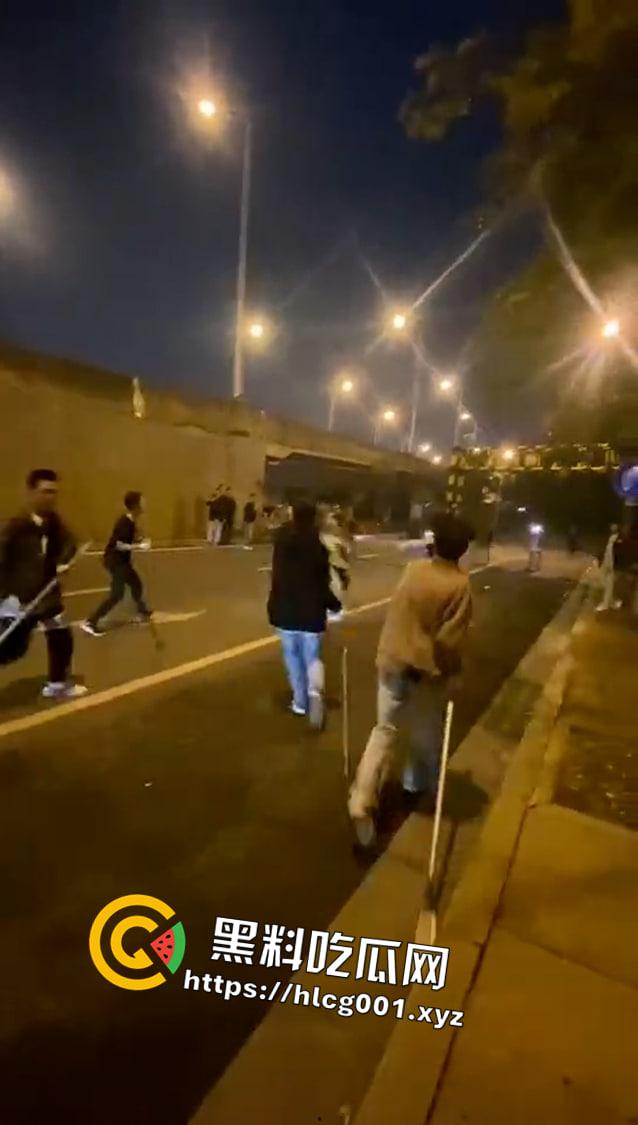 重庆精神小伙群殴现场堪比电影 刀枪棍棒样样精通 下手没一点轻重 头都打爆了  第2张