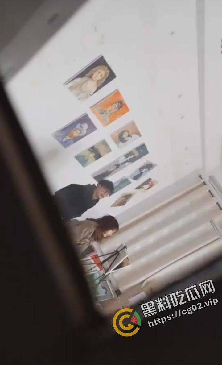 独家校园新瓜！烟台科技学院画室事件！大一情侣画室做爱被偷拍 小心看了长针眼哦  第4张