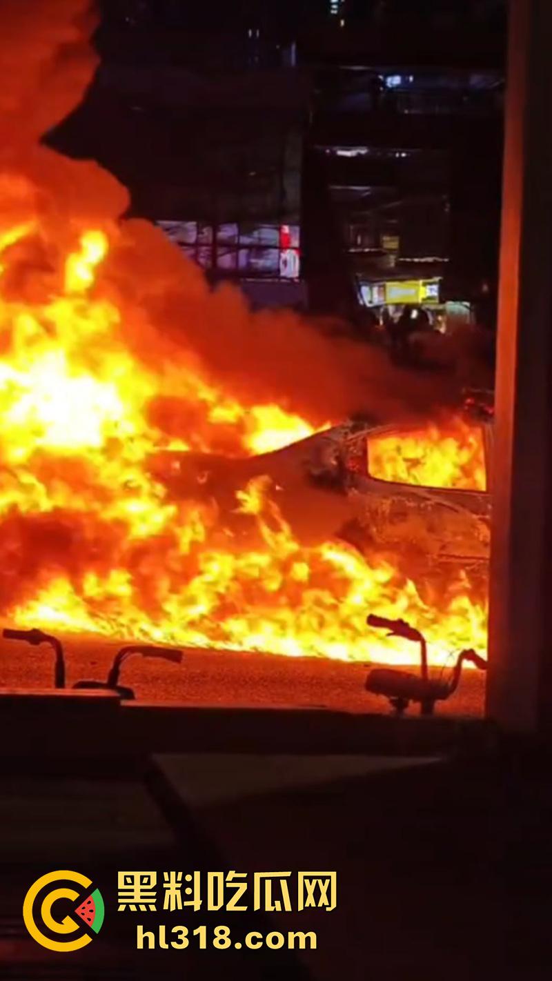 广州南村万博电车警车着火，熊熊大火迅速吞没警车，看来这电车危害，就连警车都不放过啊！  第3张