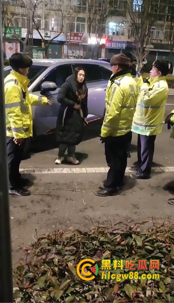 烟台栖霞上演女版无间道，酒驾女司机撞树后跑路 召唤闺蜜上演教科书级顶包戏码 交警这是真·好闺蜜！  第3张