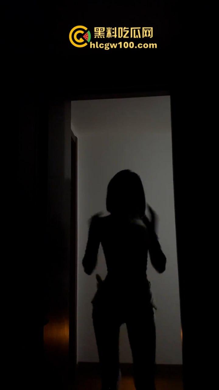 抖音10W粉丝女网红【小黑马】直播闪现露点 被手快的狼友们直接录屏  第9张