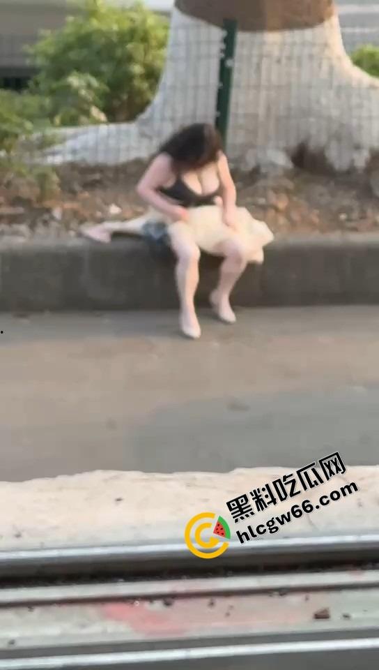 微胖美女整理奶罩全程高能！肉弹战车缓缓启动，这晃动幅度不是谁的内衣都扛得住的！  第2张