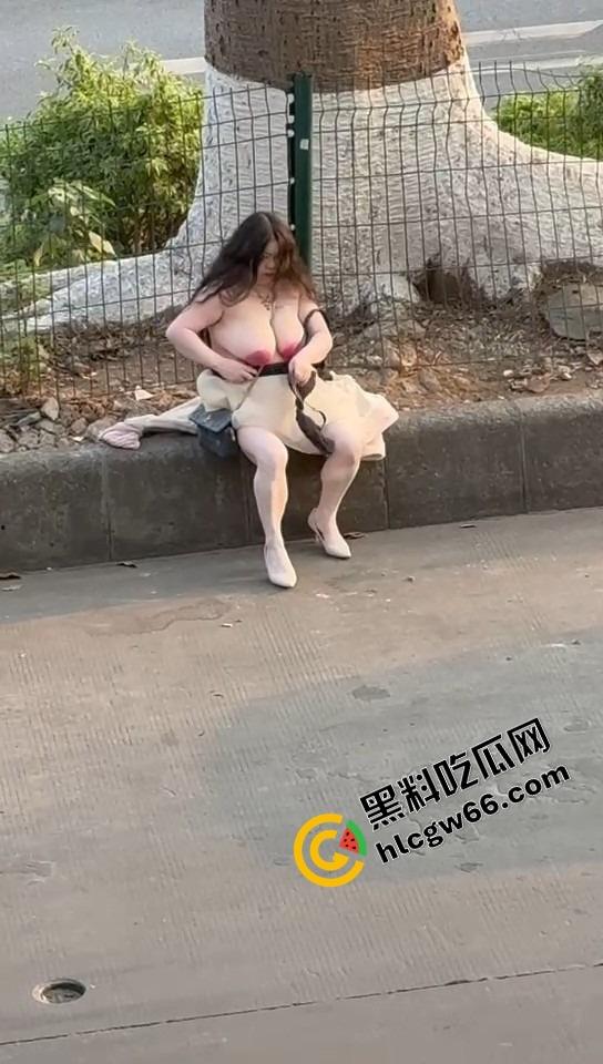 微胖美女整理奶罩全程高能！肉弹战车缓缓启动，这晃动幅度不是谁的内衣都扛得住的！  第4张