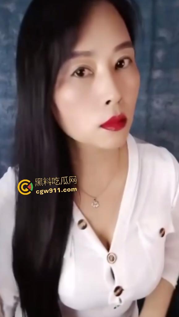 熟女人妻臀上黑印暴露淫荡本性，丰臀巨乳肥逼坐马桶发骚，骑乘狂操鸡巴差点坐断情夫！  第1张
