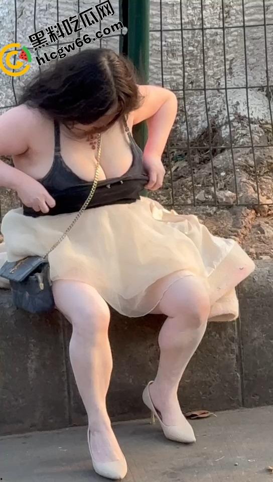 微胖美女整理奶罩全程高能！肉弹战车缓缓启动，这晃动幅度不是谁的内衣都扛得住的！  第7张