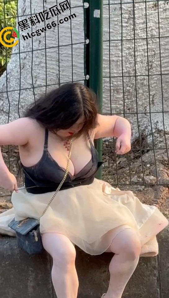 微胖美女整理奶罩全程高能！肉弹战车缓缓启动，这晃动幅度不是谁的内衣都扛得住的！  第8张