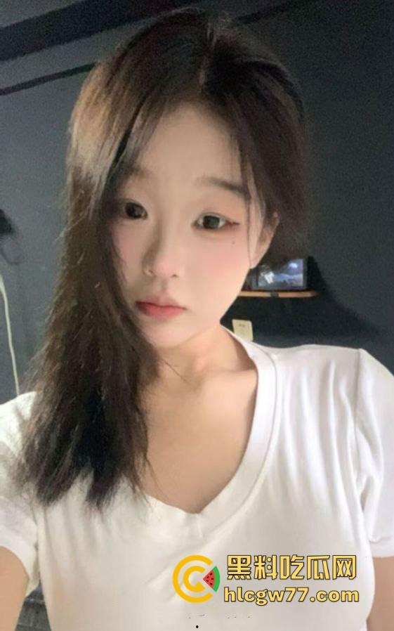 料友投稿 巨水嫩的反差学生妹 每天都沉浸在性爱的高潮中 导致下体已经非常的松  第1张