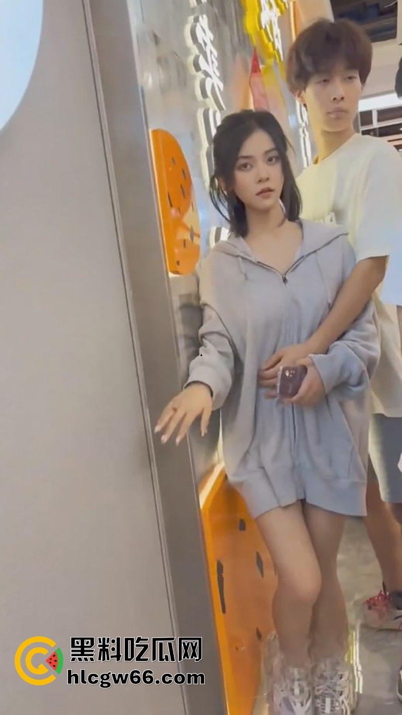 KFC抄底王炸 酷似王菲的学生妹角落激情舌吻 短裙扭得骚气 偷拍大神狂拍底裤逼毛都快溢出来了! 第5张 KFC抄底王炸 酷似王菲的学生妹角落激情舌吻 短裙扭得骚气 偷拍大神狂拍底裤逼毛都快溢出来了! 第5张