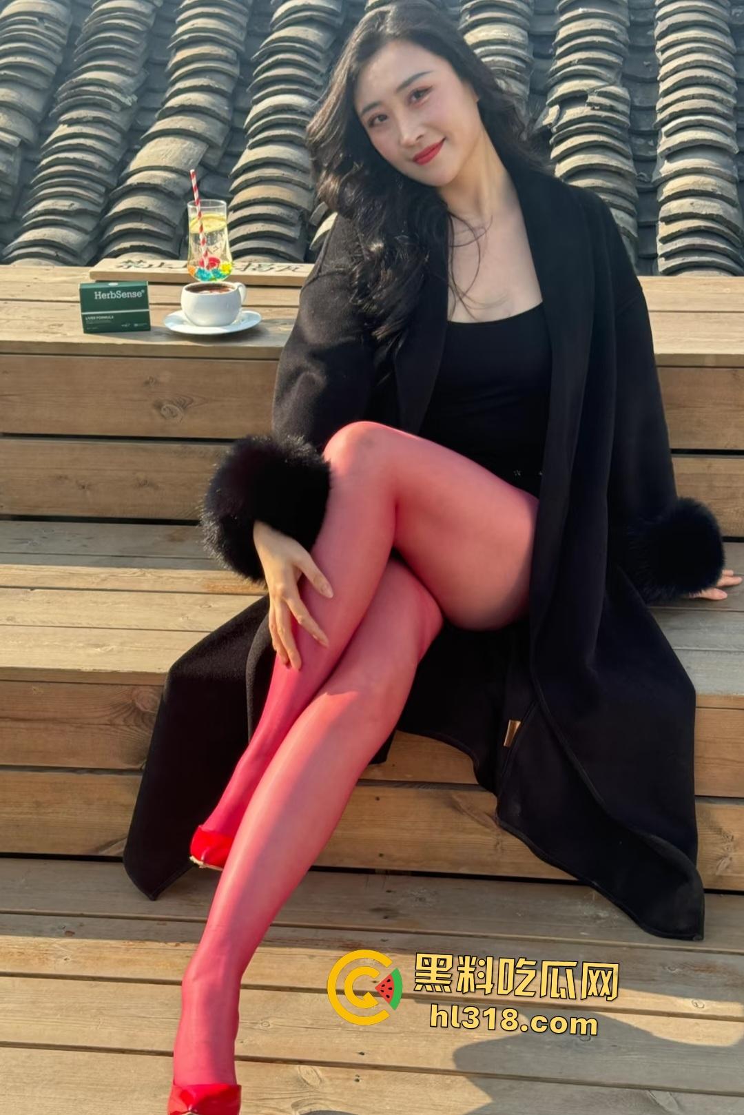 小红书骚妇【暴走的兔子】大夏天不愿出门，男友只好后入肥臀操到出汗，这身材比笔还要直！  第2张